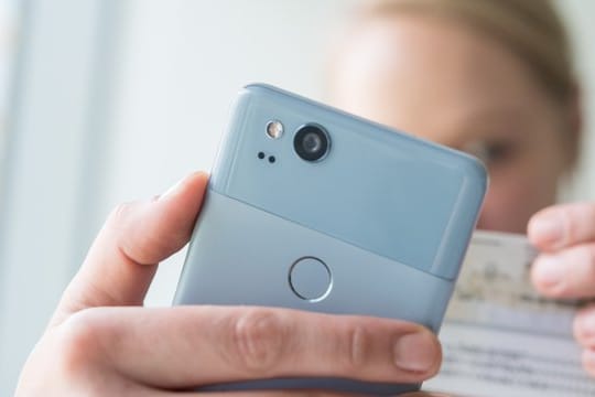 Das Video-Ident-Verfahren wird oft über eine Smartphone-App realisiert. Alternativ läuft die Prüfung der Identität an einem Rechner mit Webcam.