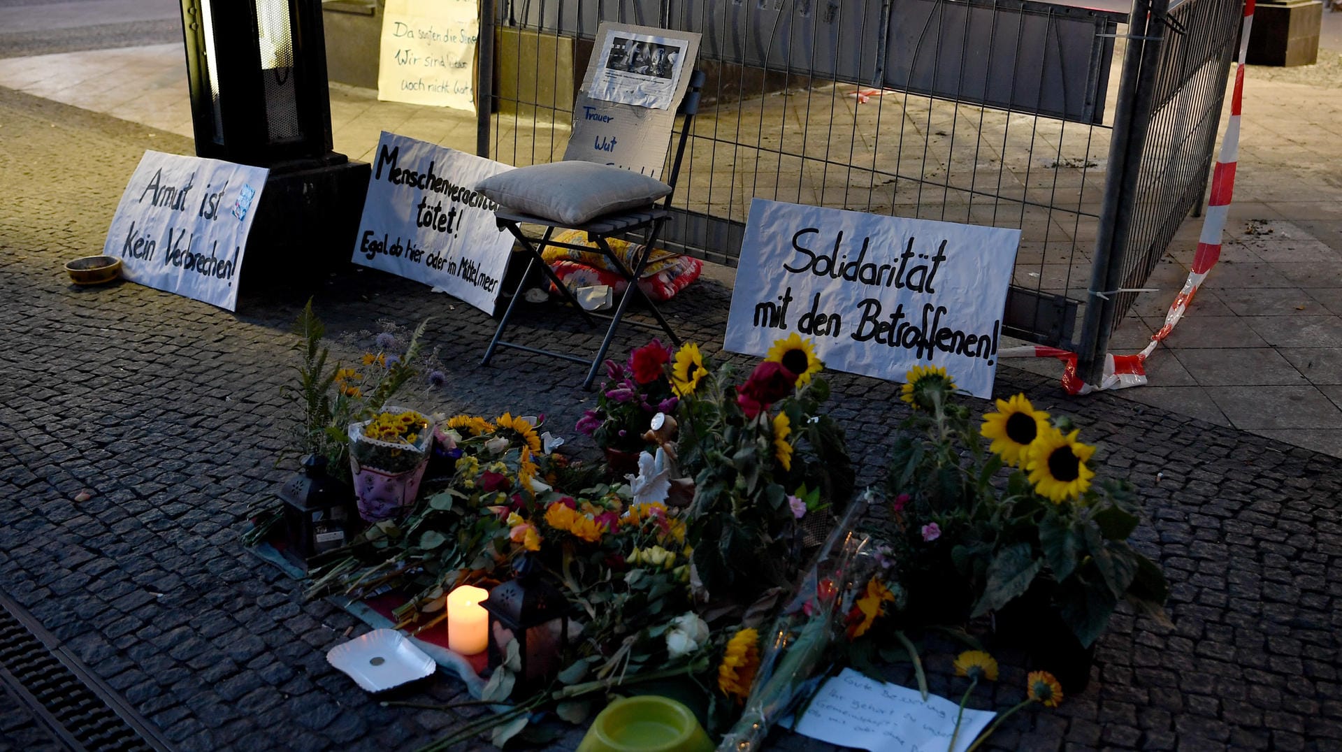 Blumen und Solidaritätsbekundungen für die Obdachlosen: Beide Opfer wurden bei dem Brandschlag schwer verletzt. Blumen und Solidaritätsbekundungen für die Obdachlosen: Beide Opfer wurden bei dem Brandschlag schwer verletzt.