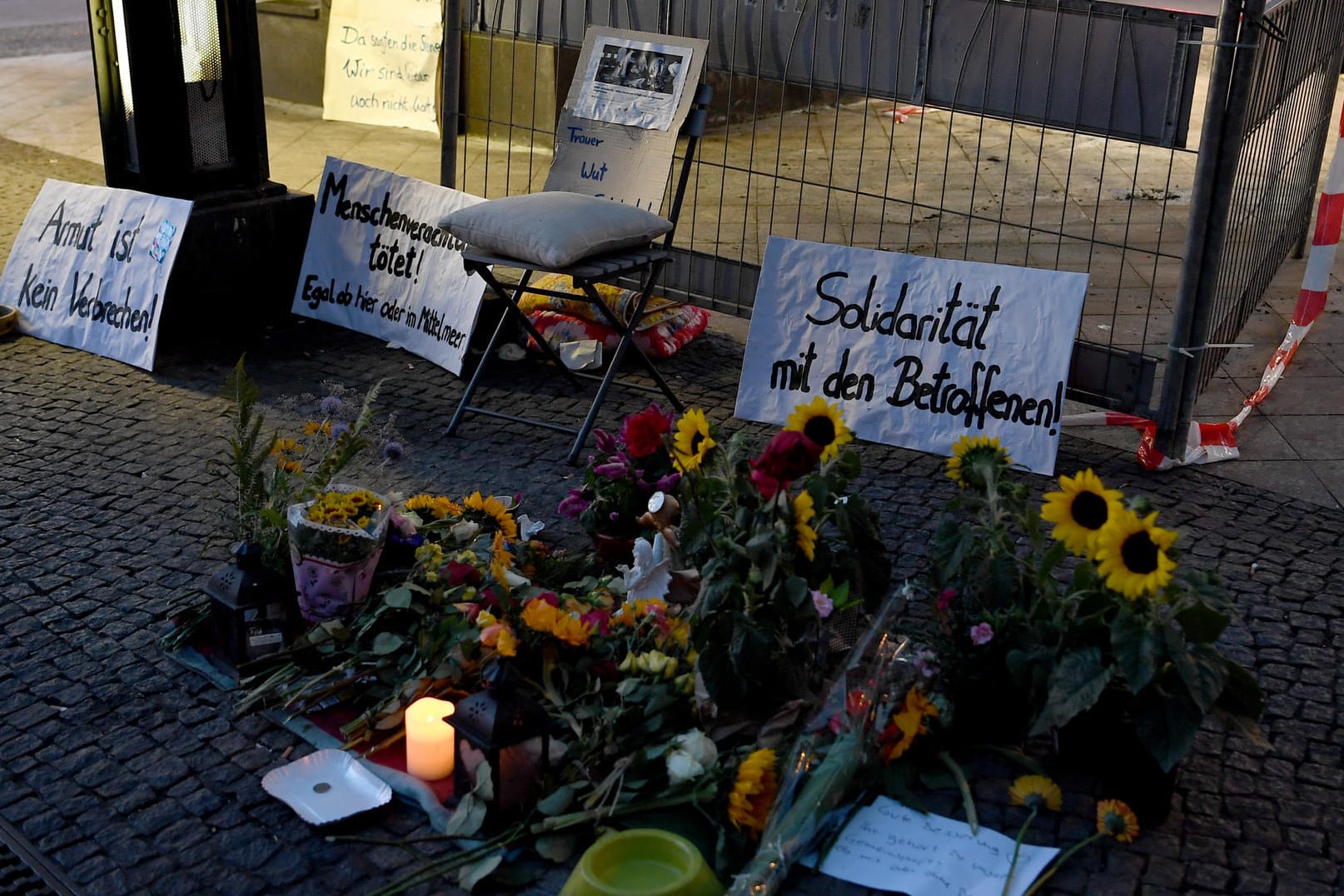 Blumen und Solidaritätsbekundungen für die Obdachlosen: Beide Opfer wurden bei dem Brandschlag schwer verletzt.