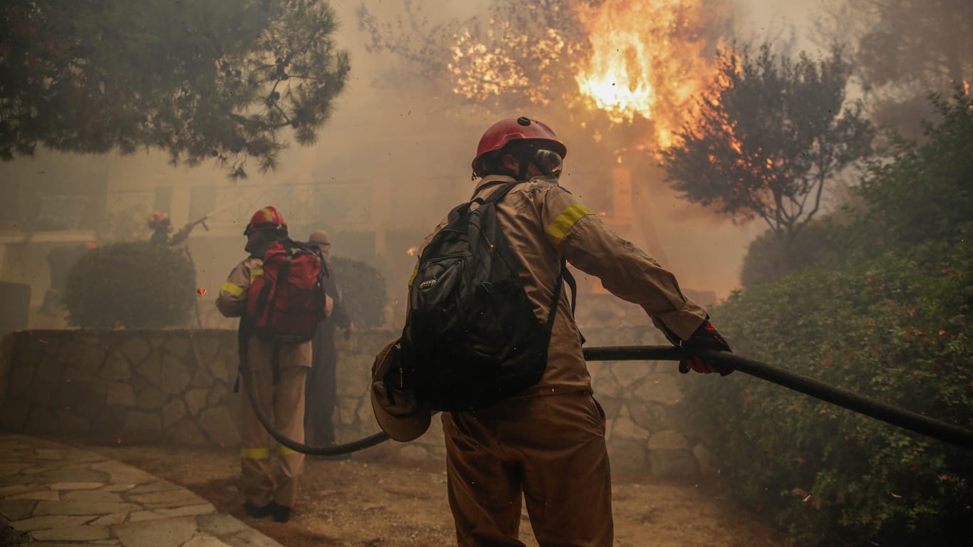 Feuerwehrleute bekämpfen einen Waldbrand in der Nähe von Athen: Bei extremer Trockenheit und starken Winden ist am Montag ein Waldbrand, 40 Kilometer östlich von Athen, außer Kontrolle geraten.