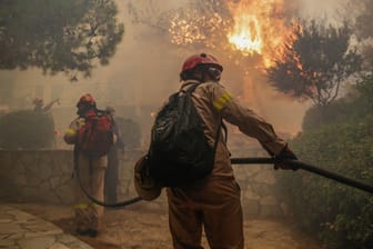 Feuerwehrleute bekämpfen einen Waldbrand in der Nähe von Athen: Bei extremer Trockenheit und starken Winden ist am Montag ein Waldbrand, 40 Kilometer östlich von Athen, außer Kontrolle geraten.