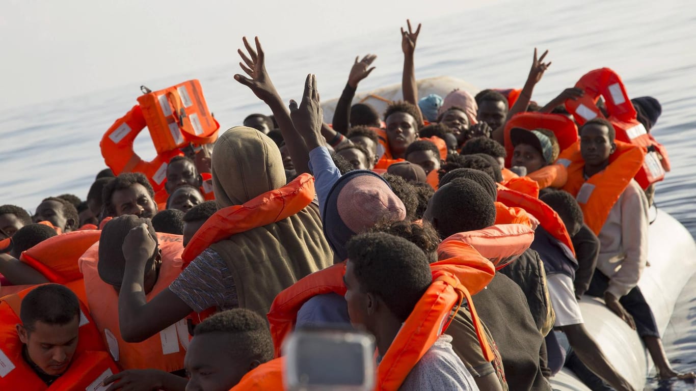 Flüchtlinge in einem Schlauchboot: Jene EU-Staaten, die auf freiwilliger Basis Flüchtlinge aus den Zentren aufnehmen, sollen dem Kommissionsvorschlag zufolge 6.000 Euro pro Migrant erhalten.