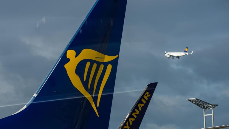 Eine Heckflosse mit dem Ryanair-Logo: Am Mittwoch fallen einige Ryanair-Verbindungen an deutschen Flughäfen aus.