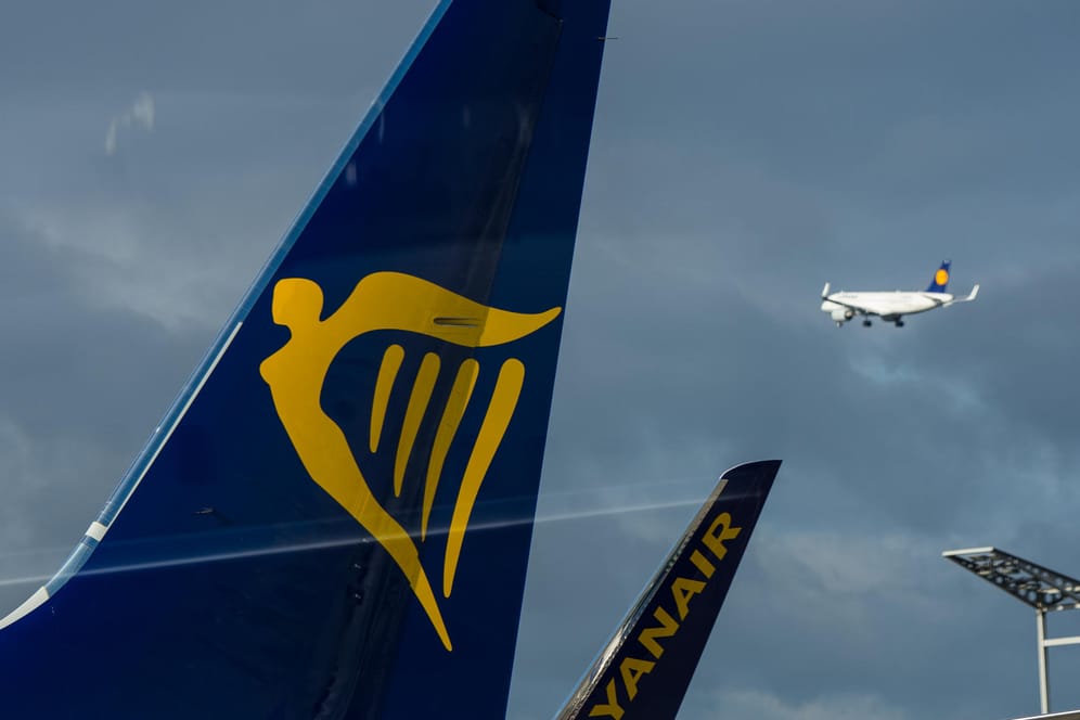 Eine Heckflosse mit dem Ryanair-Logo: Am Mittwoch fallen einige Ryanair-Verbindungen an deutschen Flughäfen aus.