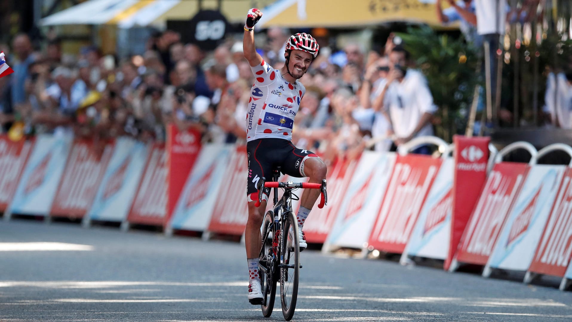 Etappensieger Julian Alaphilippe beim Überqueren des Zielstrichs.