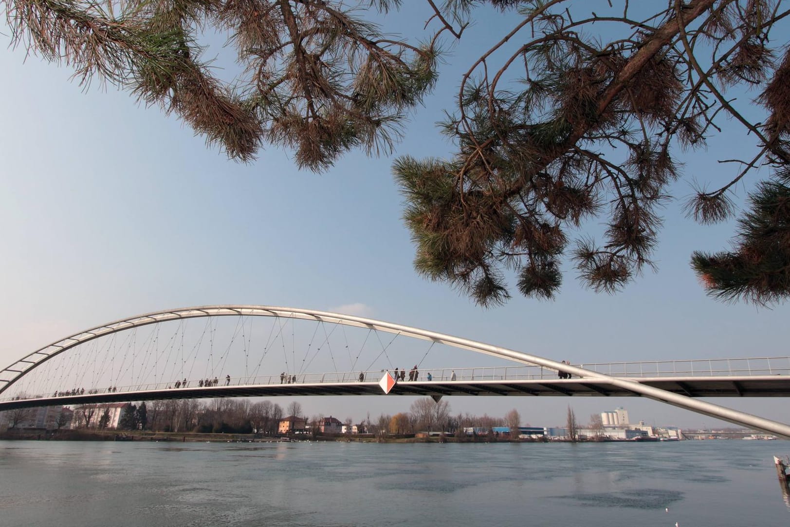 Dreiländerbrücke in Weil am Rhein: Die Polizei rät dringend vom Schwimmen im Rhein ab.