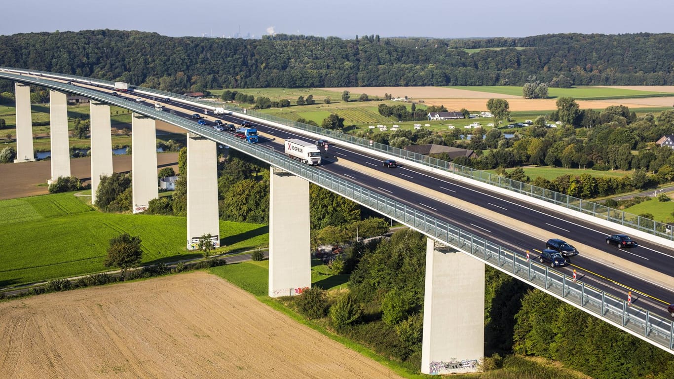 Autobahn A52 bei Mülheim: Vor Beginn des Feierabendverkehrs konnte die Sperrung wieder aufgehoben werden. (Archivbild)