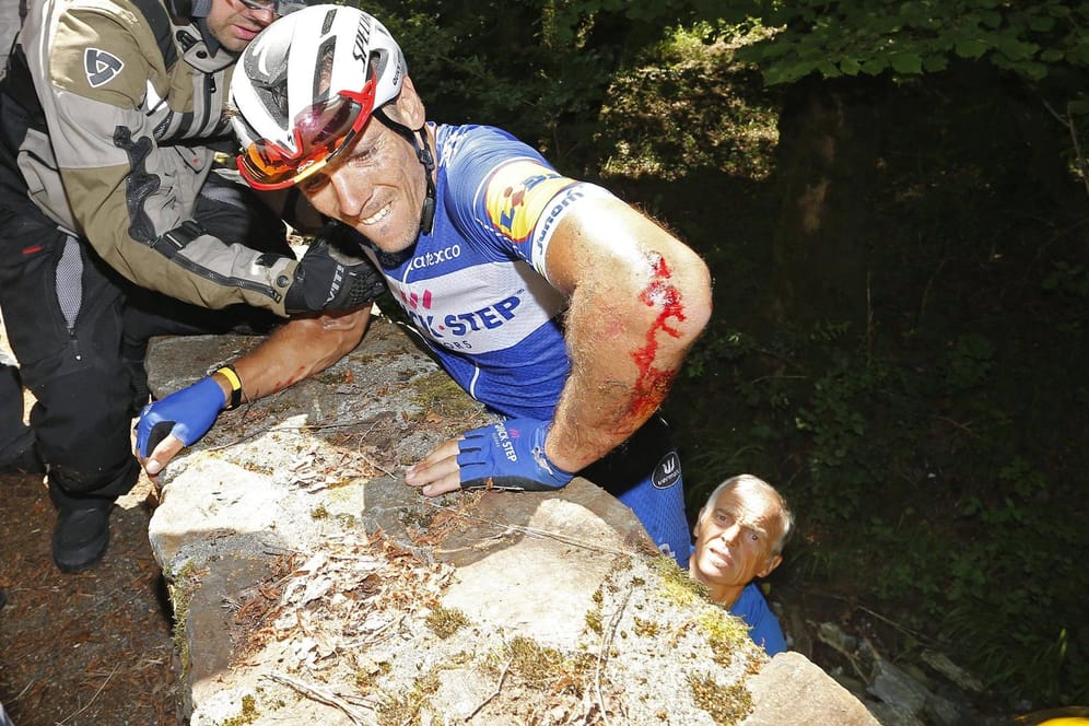 Schmerzhafte Angelegenheit: Philippe Gilberts Sturz sorgte bei der 16. Tour-Etappe für einen Schock-Moment.