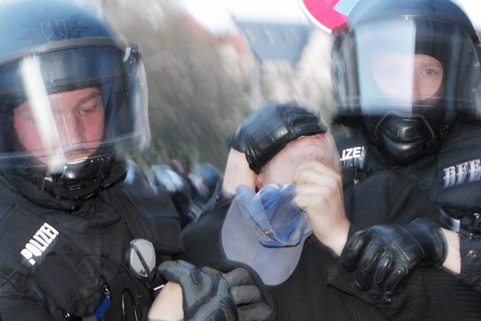 Polizisten bei einer Festnahme: 2016 gab es insgesamt 2.383 Ermittlungsverfahren gegen Polizeibeamte wegen Anfangsverdachts auf rechtswidrige Gewalt. (Archivbild)