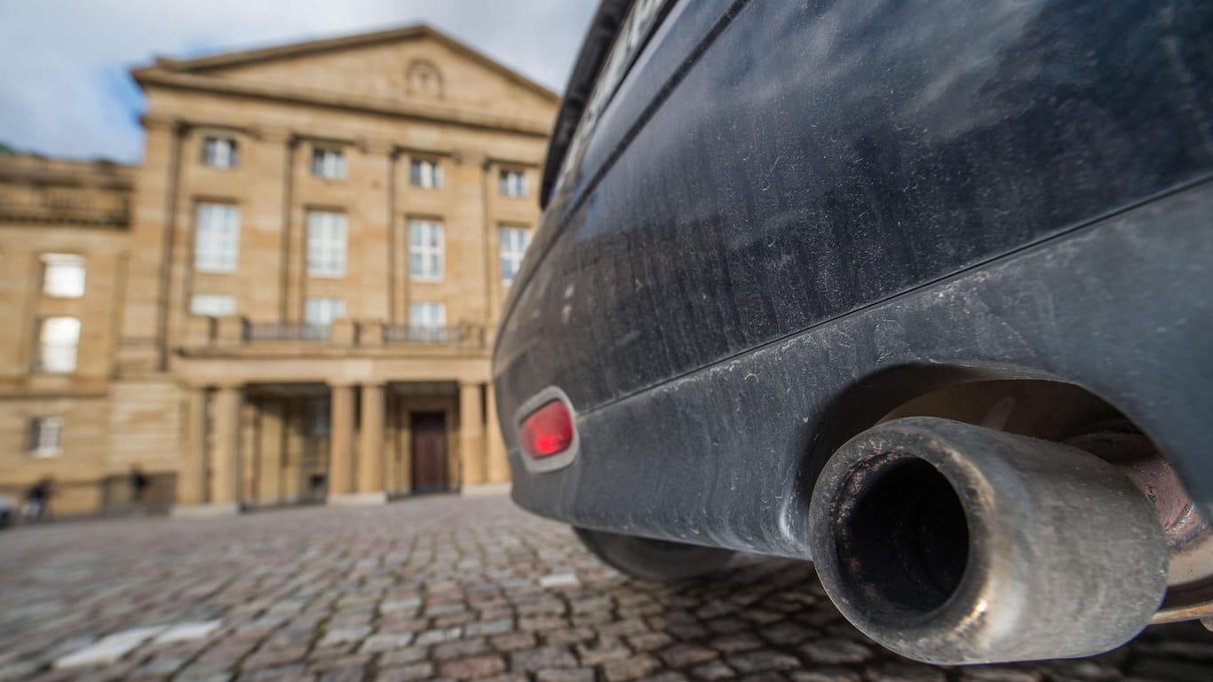 Ein Dieselauspuff vor dem Stuttgarter Staatstheater: Mit der Einführung von Fahrverboten ab 2019 soll die Luft in der Landeshauptstadt sauberer werden.