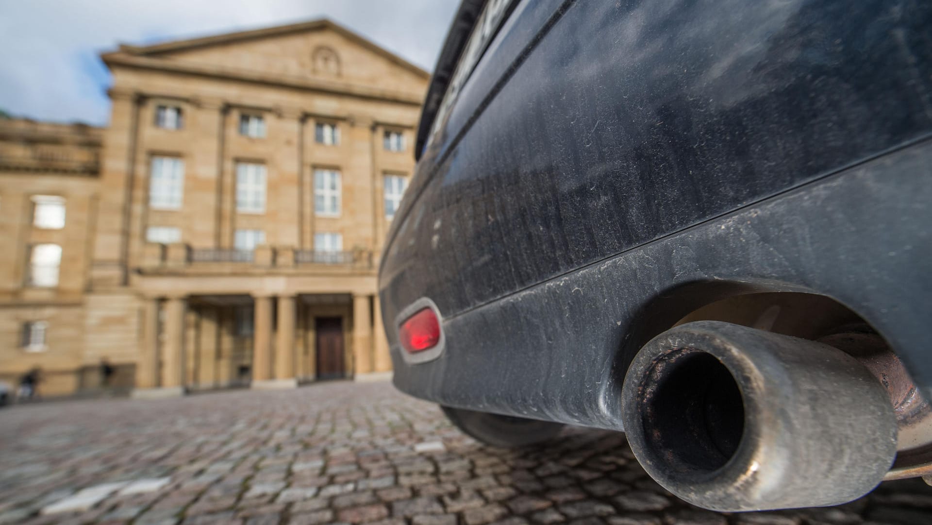 Ein Dieselauspuff vor dem Stuttgarter Staatstheater: Mit der Einführung von Fahrverboten ab 2019 soll die Luft in der Landeshauptstadt sauberer werden. Ein Dieselauspuff vor dem Stuttgarter Staatstheater: Mit der Einführung von Fahrverboten ab 2019 soll die Luft in der Landeshauptstadt sauberer werden.