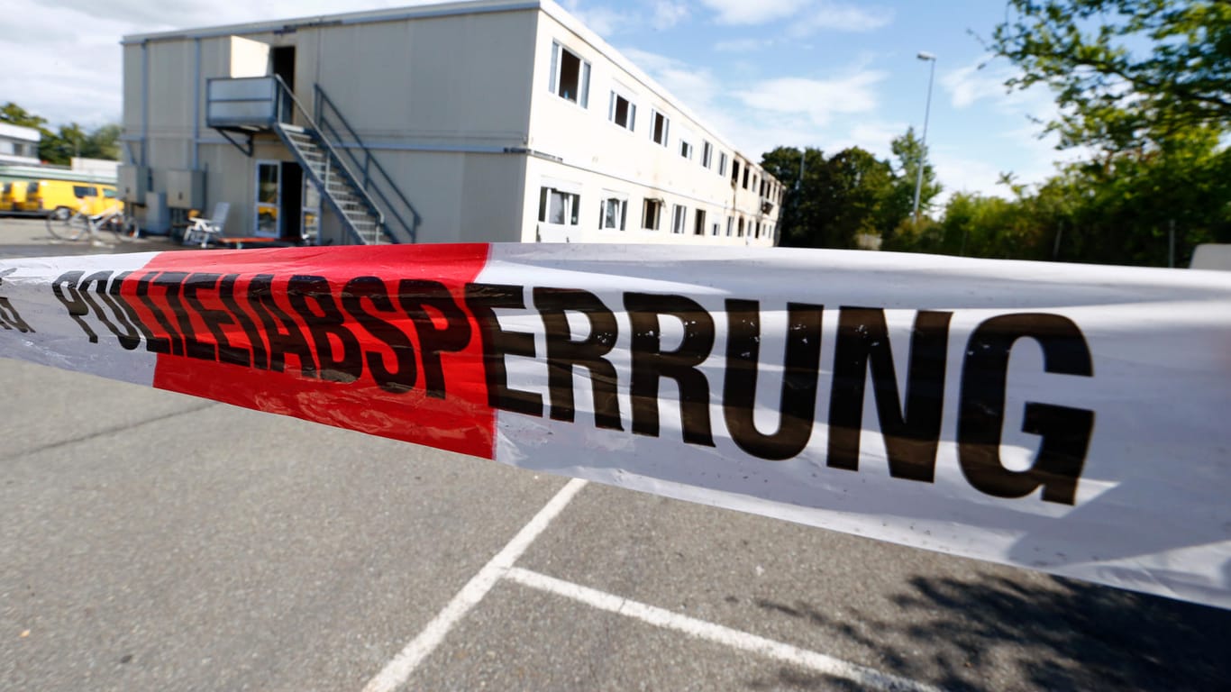 Polizeiabsperrung vor einer Flüchtlingsunterkunft (Symbolbild): Nach nächtlichen Ermittlungen nahmen Spezialkräfte der Polizei einen 35-jährigen Tatverdächtigen in Thüringen fest.