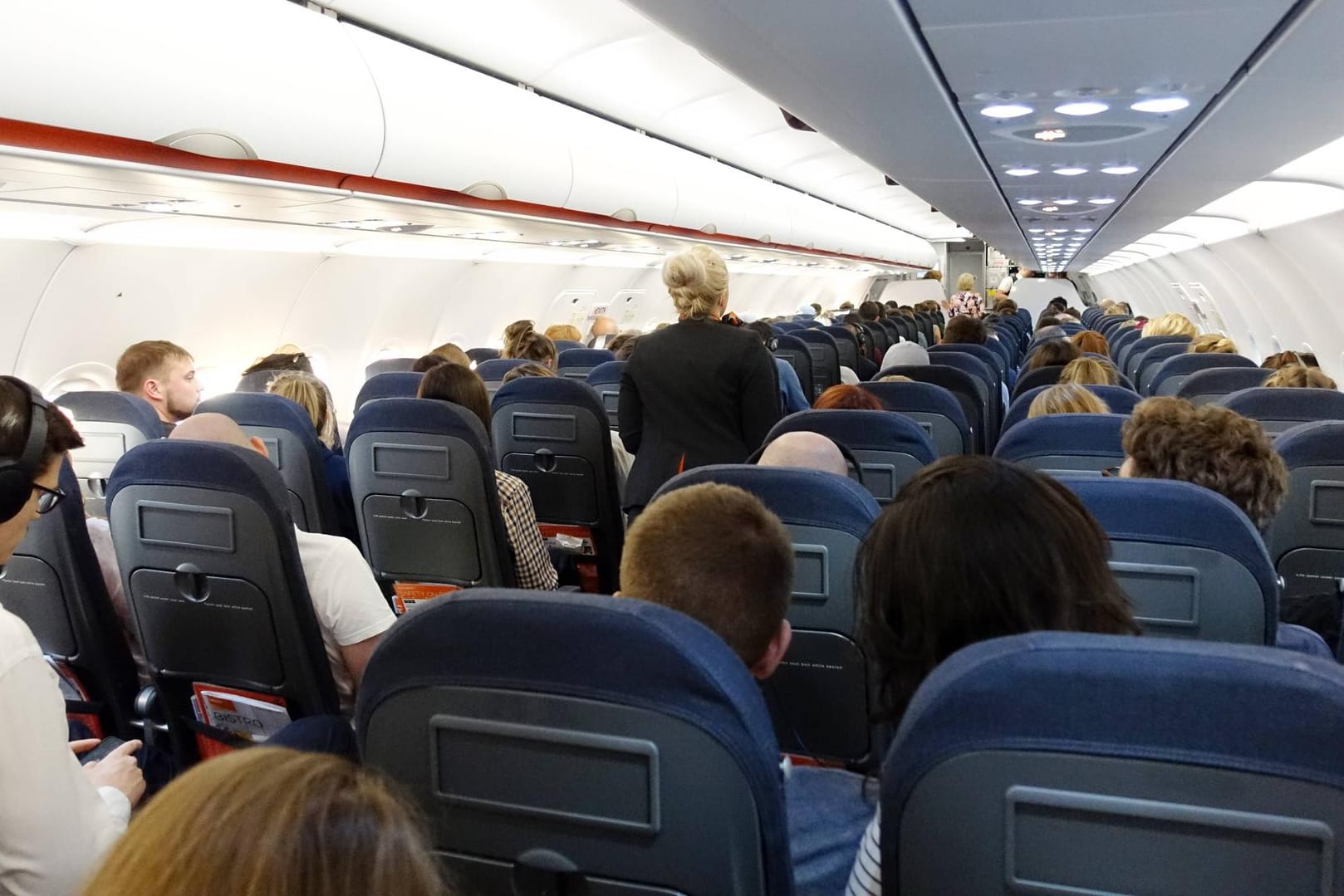 In einem Flugzeug: Die Studentin postete den Vorfall auf Facebook. (Symbolbild)