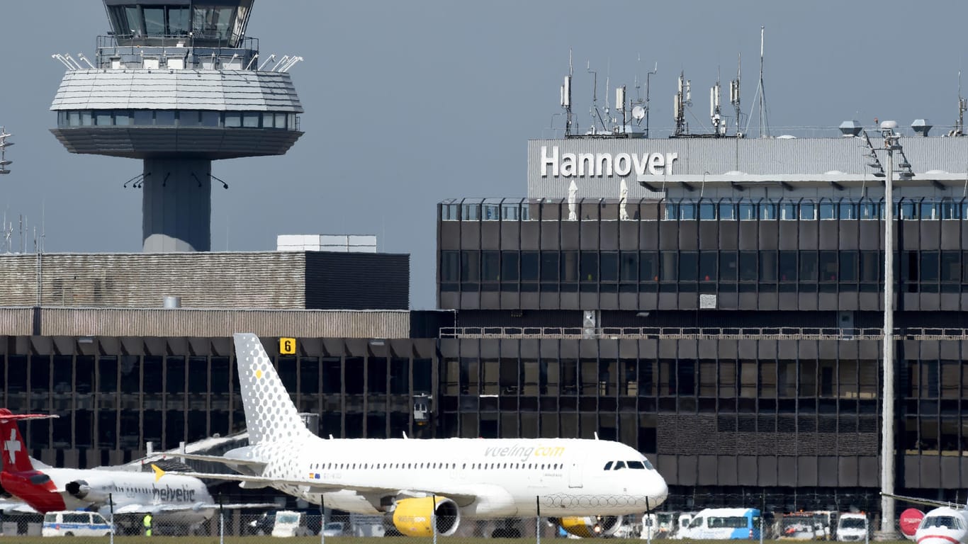Ein Airbus rollt auf dem Flughafen Hannover über das Vorfeld: Der Flughafen ist wegen Hitzeschäden gesperrt worden. Der Flughafen bleibt bis mindestens Mittwochmorgen außer Betrieb.