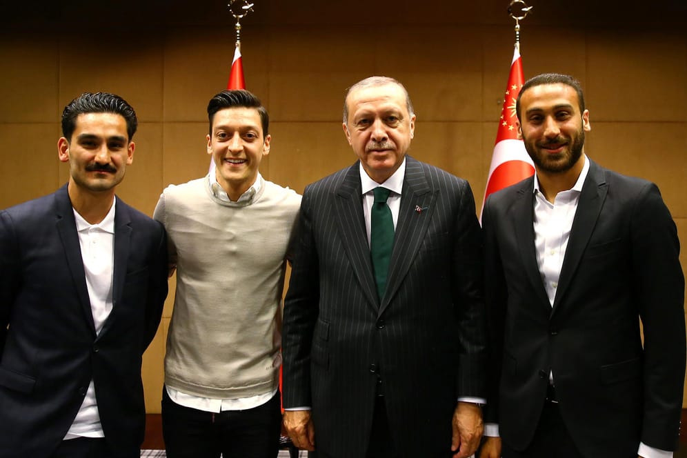 Recep Tayyip Erdogan mit llkay Gündogan, Mesut Özil und Cenk Tosun