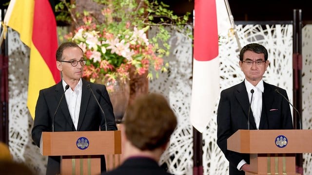 Heiko Maas und sein japanischer Amtskollege Tarō Kōno geben eine Erklärung bei einem Pressetermin ab. Heiko Maas und sein japanischer Amtskollege Tarō Kōno geben eine Erklärung bei einem Pressetermin ab.