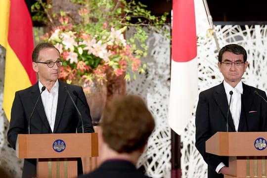 Heiko Maas und sein japanischer Amtskollege Tarō Kōno geben eine Erklärung bei einem Pressetermin ab.