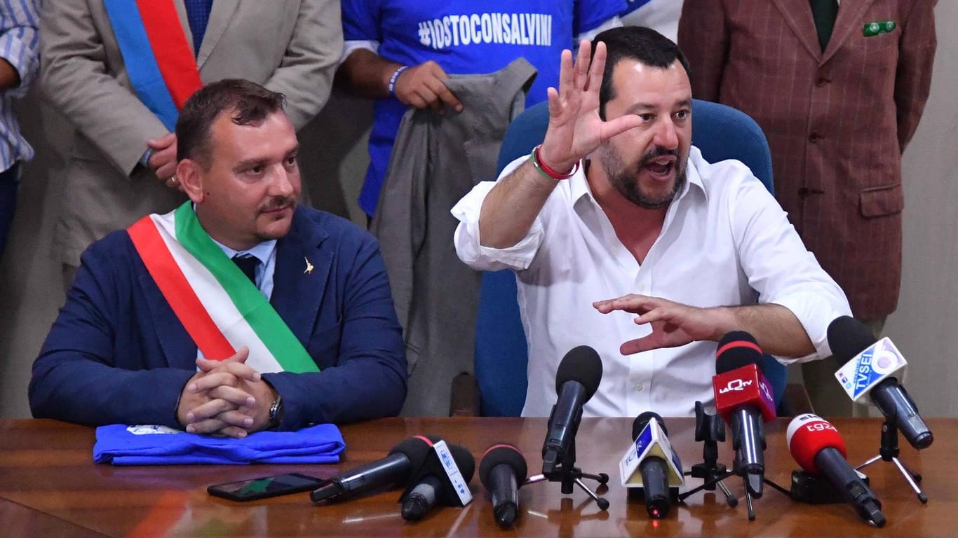 Matteo Salvini auf einer Pressekonferenz (rechts, Archivbild): Der italienische Innenminister hat einen härteren Kurs in der Flüchtlingspolitik angekündigt.