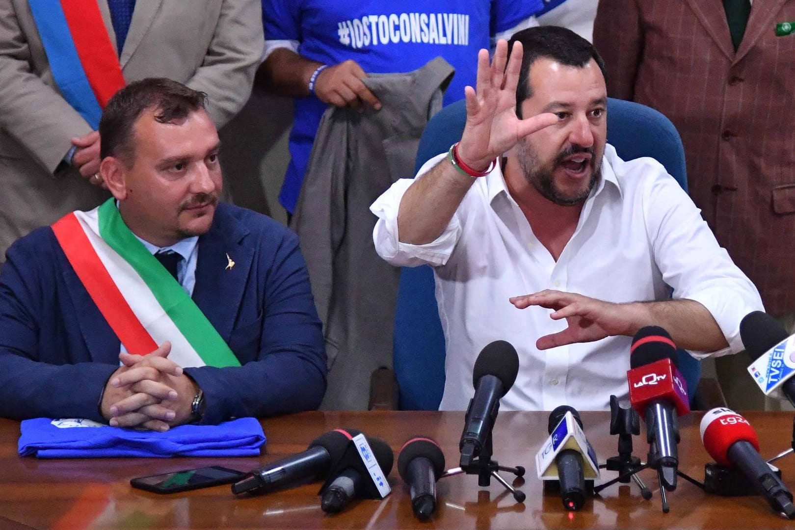 Matteo Salvini auf einer Pressekonferenz (rechts, Archivbild): Der italienische Innenminister hat einen härteren Kurs in der Flüchtlingspolitik angekündigt.