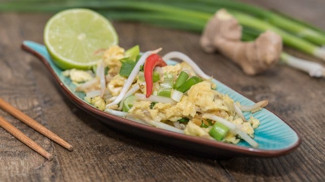 Asia-Rührei verfeinert man am besten mit einem Spritzer Limettensaft und verrührt vorher die Eier mit drei Esslöffeln Kokosmilch.