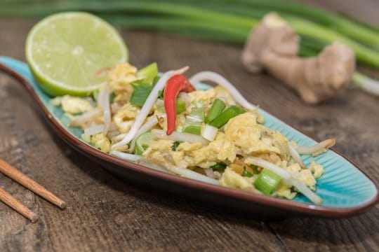 Asia-Rührei verfeinert man am besten mit einem Spritzer Limettensaft und verrührt vorher die Eier mit drei Esslöffeln Kokosmilch.