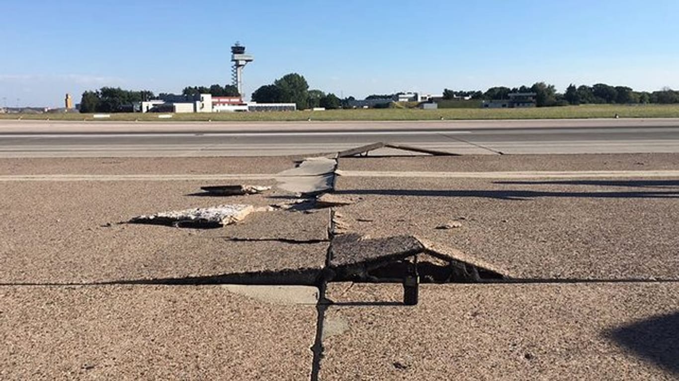 Aufgrund von Hitzeeinwirkung wurden Start- und Landebahn stark beschädigt.
