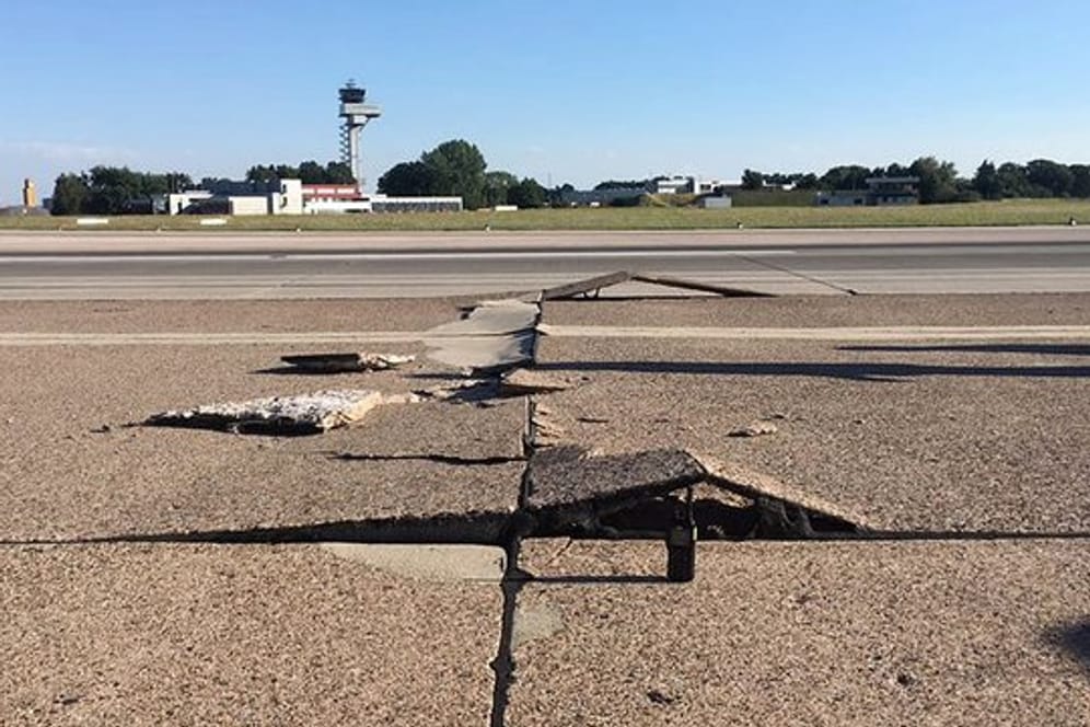 Aufgrund von Hitzeeinwirkung wurden Start- und Landebahn stark beschädigt.