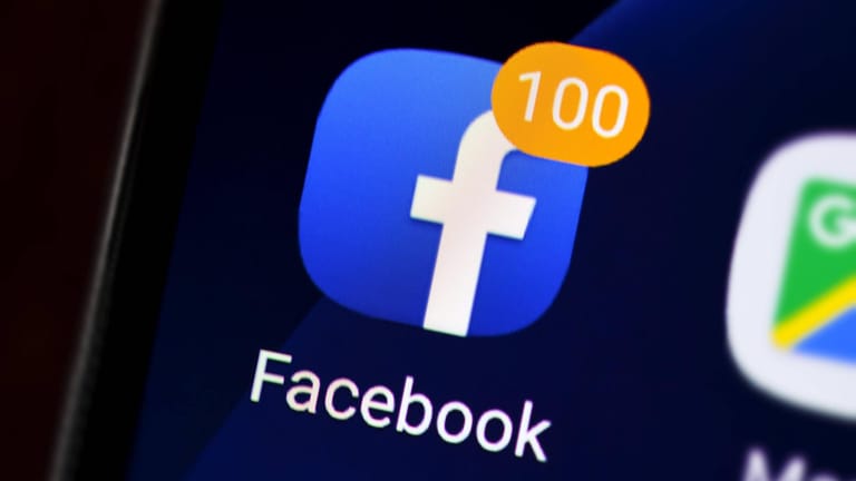 Facebook-App auf einem Smartphone: Facebook unterliegt in China staatlicher Zensur. Trotzdem hat die Firma jetzt hohe Beträge in das Land investiert.