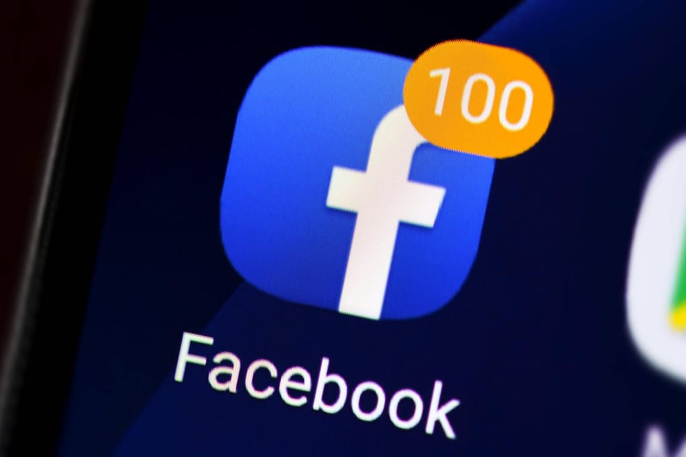 Facebook-App auf einem Smartphone: Facebook unterliegt in China staatlicher Zensur. Trotzdem hat die Firma jetzt hohe Beträge in das Land investiert.