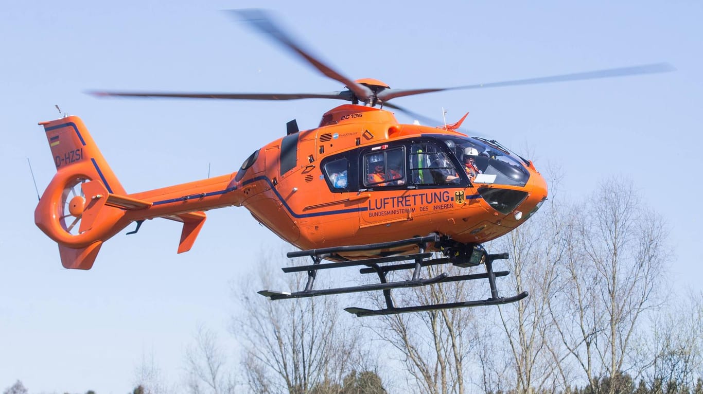 Rettungshelikopter der Luftrettung (Symbolbild): Am Dienstag waren zwei Rettungshelikopter ausgerückt, um sich um die verunglückte Familie zu kümmern.