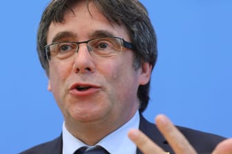 Carles Puigdemont auf einer Pressekonferenz in Berlin: Der frühere katalanische Separatistenführer wird nach Belgien ausreisen.