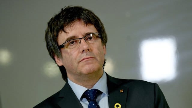 Nach Spanien kann Puigdemont nicht zurückkehren, weil der nationale Haftbefehl gegen ihn weiter besteht. Nach Spanien kann Puigdemont nicht zurückkehren, weil der nationale Haftbefehl gegen ihn weiter besteht.