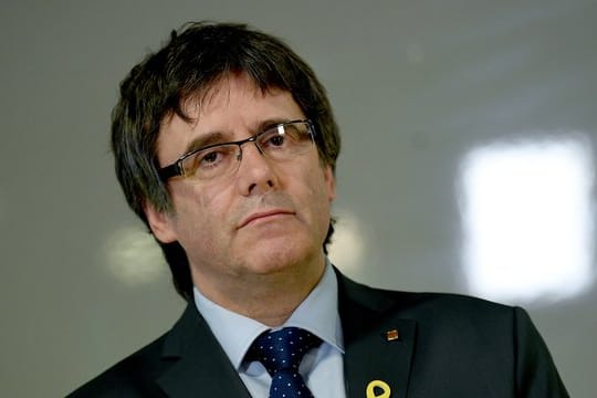 Nach Spanien kann Puigdemont nicht zurückkehren, weil der nationale Haftbefehl gegen ihn weiter besteht.