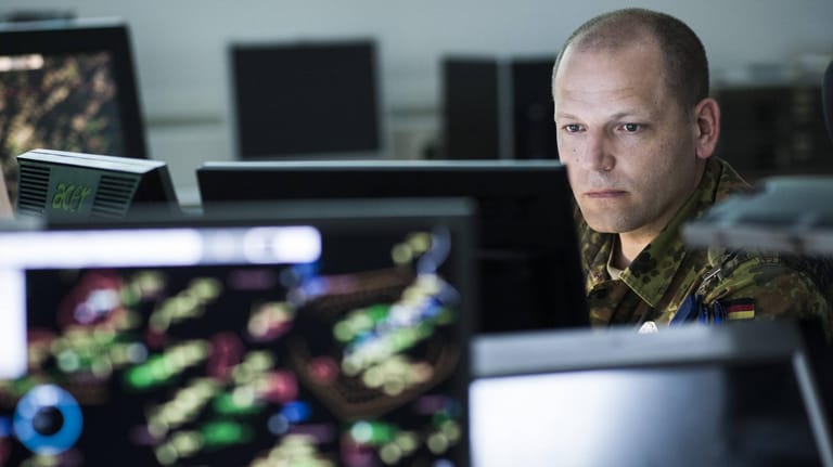 Ein Soldat sitzt am Computer: Die Verteidigungsministerin Ursula von der Leyen möchte Ersatzteile für die Bundeswehr mit 3D-Druckern produzieren.