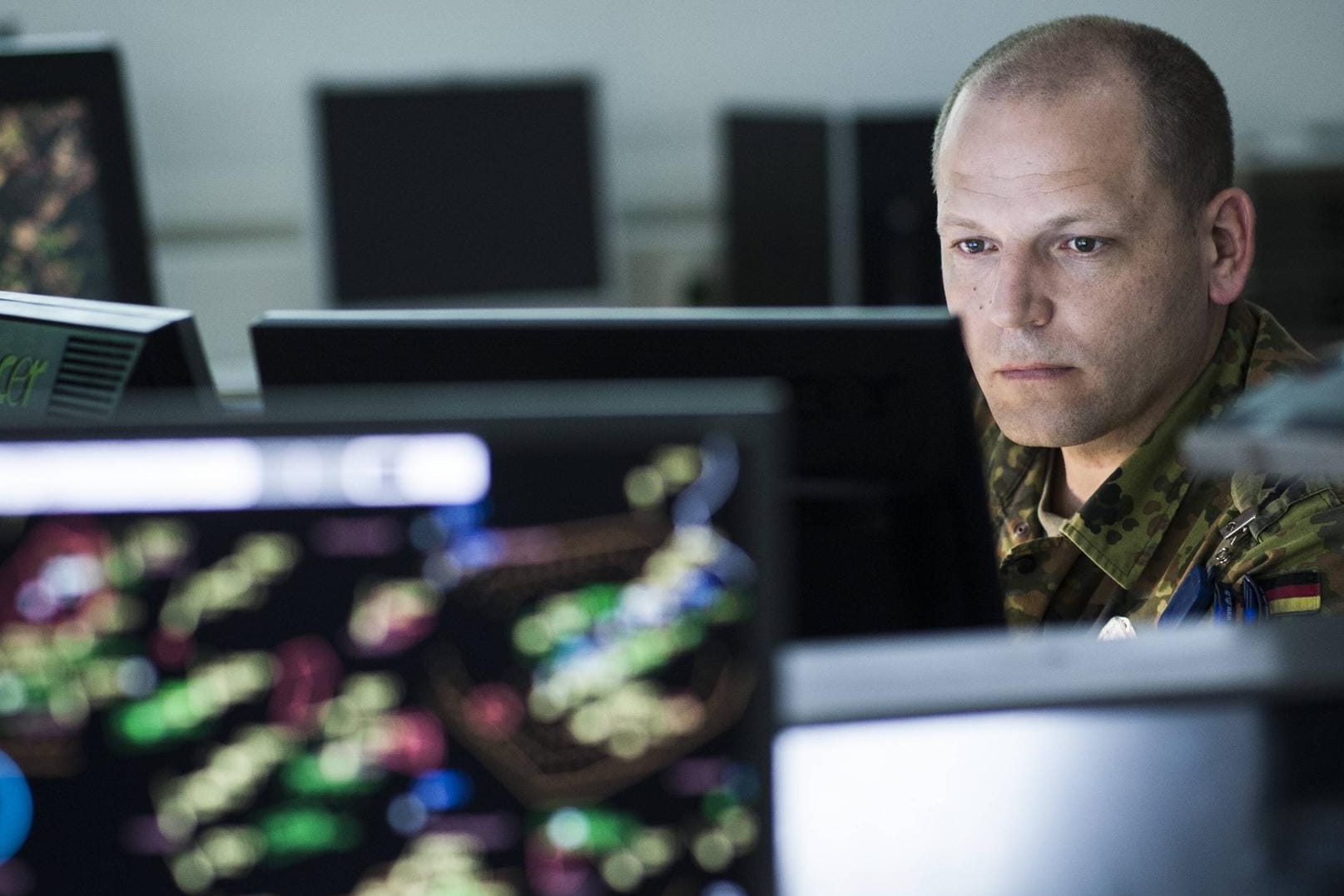 Ein Soldat sitzt am Computer: Die Verteidigungsministerin Ursula von der Leyen möchte Ersatzteile für die Bundeswehr mit 3D-Druckern produzieren.