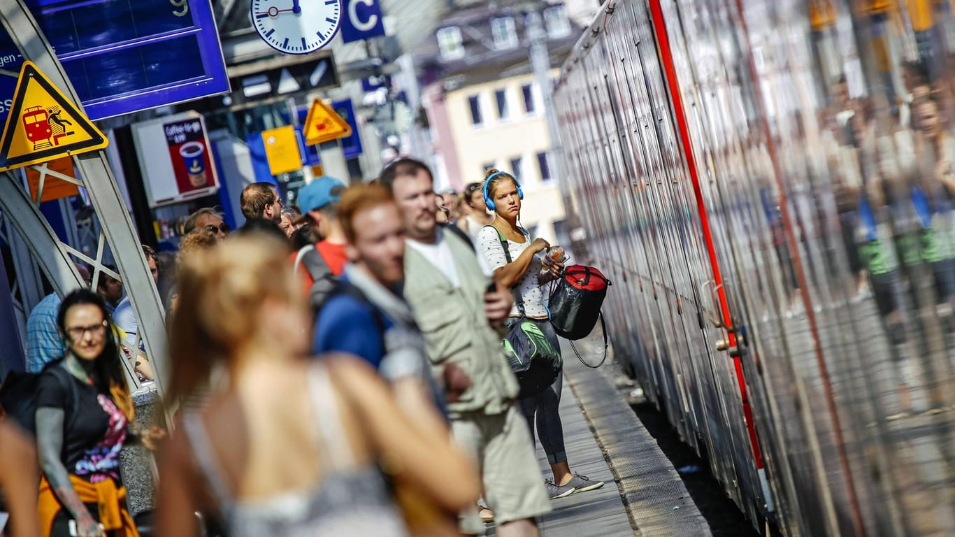 Bahnreisende am Kölner Hauptbahnhof: Die Durchsage am Bahnsteig verrät offenbar nicht immer den wahren Grund der Verspätung.