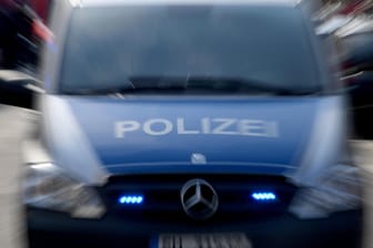 Polizeiwagen mit eingeschaltetem Blauchlicht (Symbolbild): Eine Polizistin ist in Rostock betrunken Auto gefahren und hat einen Unfall gebaut.