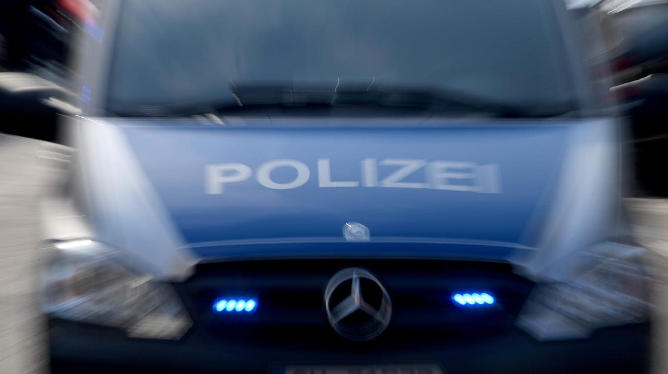 Polizeiwagen mit eingeschaltetem Blauchlicht (Symbolbild): Eine Polizistin ist in Rostock betrunken Auto gefahren und hat einen Unfall gebaut.