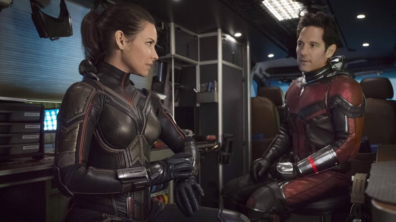 Szene aus "Ant-Man and The Wasp": Hope und Scott kommen sich bei der Arbeit näher.