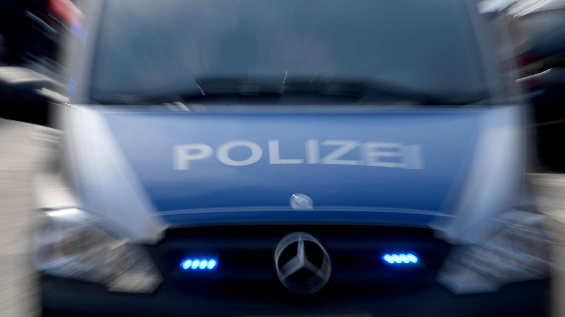 Polizeiwagen mit eingeschaltetem Blauchlicht: Die Bundespolizei hat mehrere Objekte mutmaßlicher Scheinehen-Vermittler durchsucht. Polizeiwagen mit eingeschaltetem Blauchlicht: Die Bundespolizei hat mehrere Objekte mutmaßlicher Scheinehen-Vermittler durchsucht.
