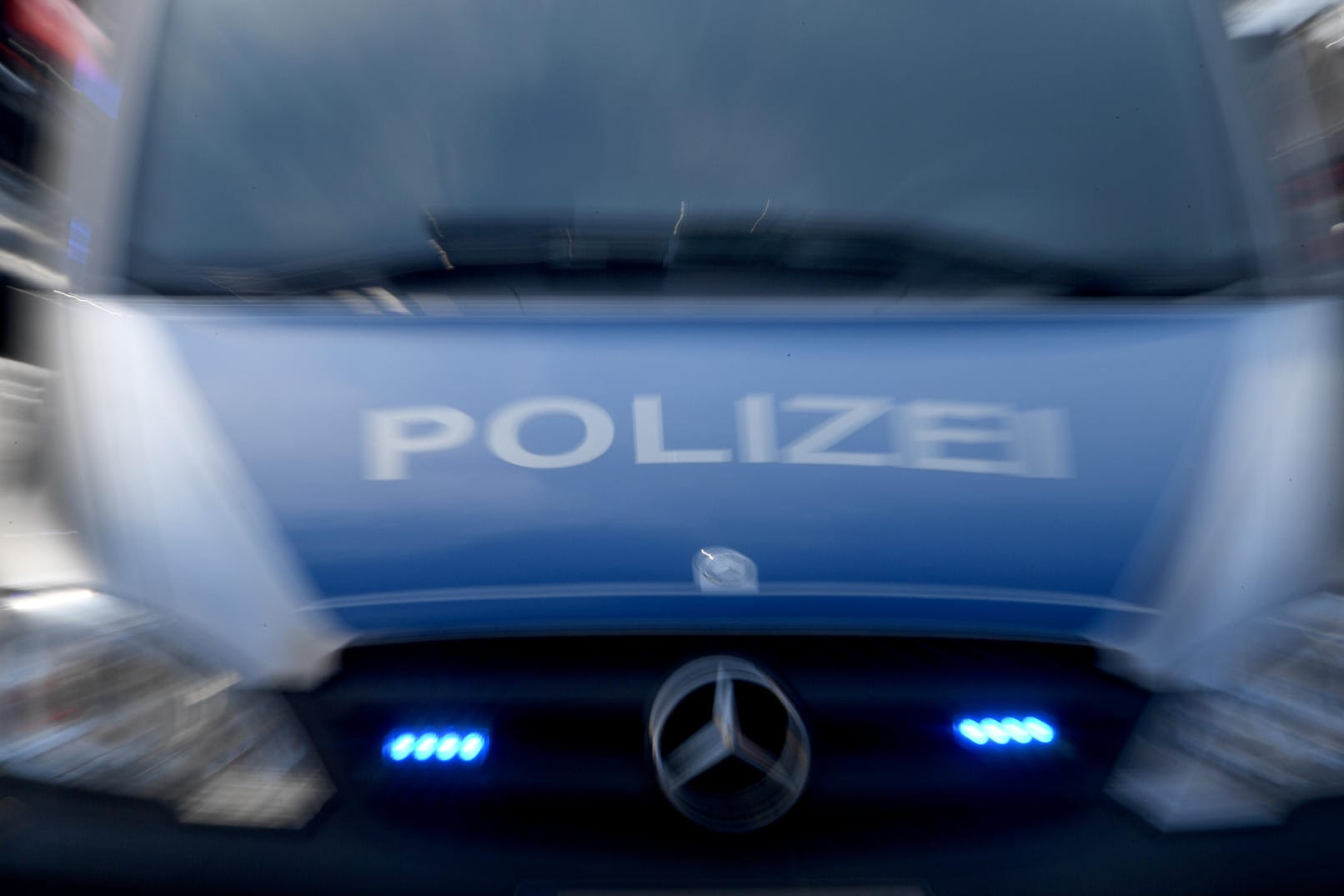 Polizeiwagen mit eingeschaltetem Blauchlicht: Die Bundespolizei hat mehrere Objekte mutmaßlicher Scheinehen-Vermittler durchsucht.