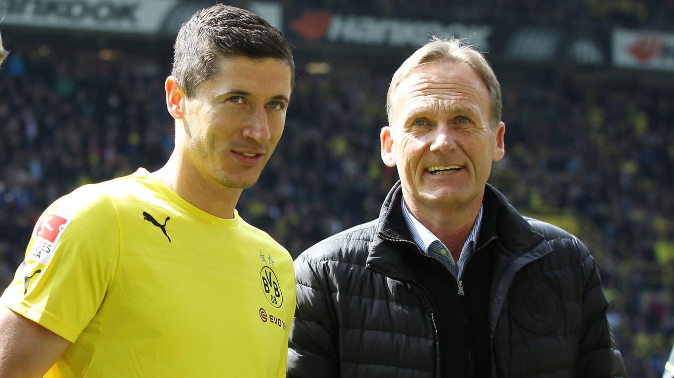 Lewandowski (l.) mit BVB-Boss Watzke im Mai 2014: Eine Rückkehr würde sich der Dortmunder Geschäftsführer einiges kosten lassen.