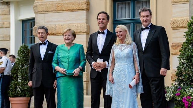 Joachim Sauer (l-r) und seine Frau, Bundeskanzlerin Angela Merkel mit Marc Rutte, Ministerpräsident der Niederlande und Karin und Markus Söder vor der Premiere. Joachim Sauer (l-r) und seine Frau, Bundeskanzlerin Angela Merkel mit Marc Rutte, Ministerpräsident der Niederlande und Karin und Markus Söder vor der Premiere.