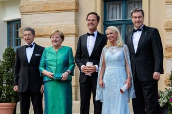 Joachim Sauer (l-r) und seine Frau, Bundeskanzlerin Angela Merkel mit Marc Rutte, Ministerpräsident der Niederlande und Karin und Markus Söder vor der Premiere.