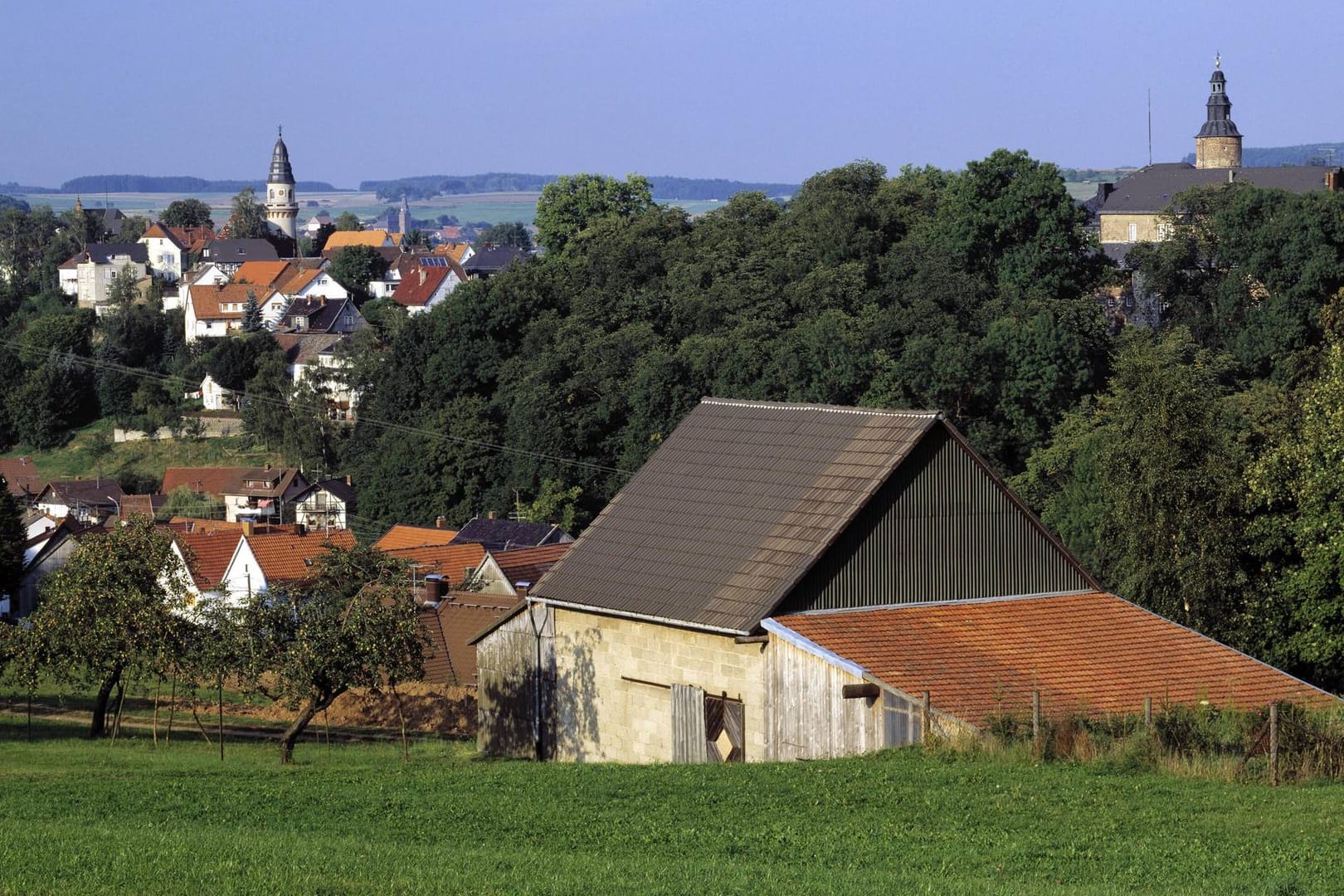 Ein Blick auf das hessische Birstein: Die Fußballmannschaft hatte die Kirmes in dem Ort besuchen wollen. (Archivbild)