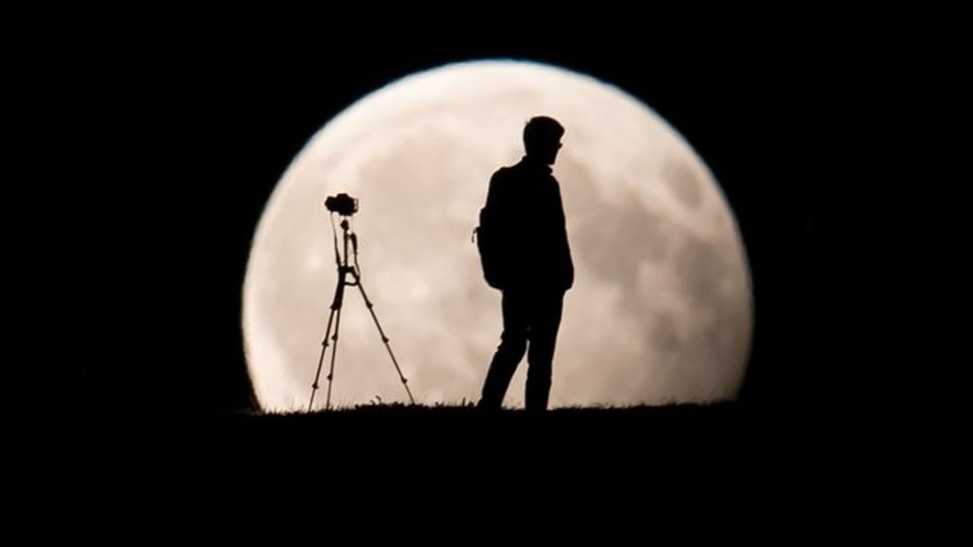 Für starke Fotos von der totalen Mondfinsternis brauchen Fotografen möglichst ein Teleobjektiv und ein Stativ.