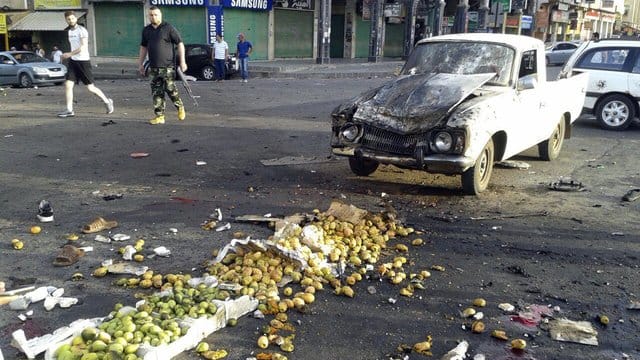 Straßenszene nach den Selbstmordanschlägen in der von der syrischen Regierung kontrollierten Stadt Al-Suwaida. Straßenszene nach den Selbstmordanschlägen in der von der syrischen Regierung kontrollierten Stadt Al-Suwaida.
