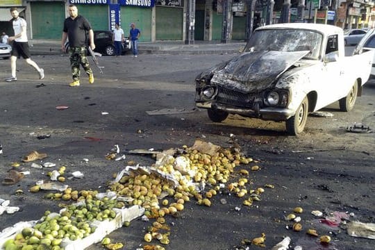 Straßenszene nach den Selbstmordanschlägen in der von der syrischen Regierung kontrollierten Stadt Al-Suwaida.