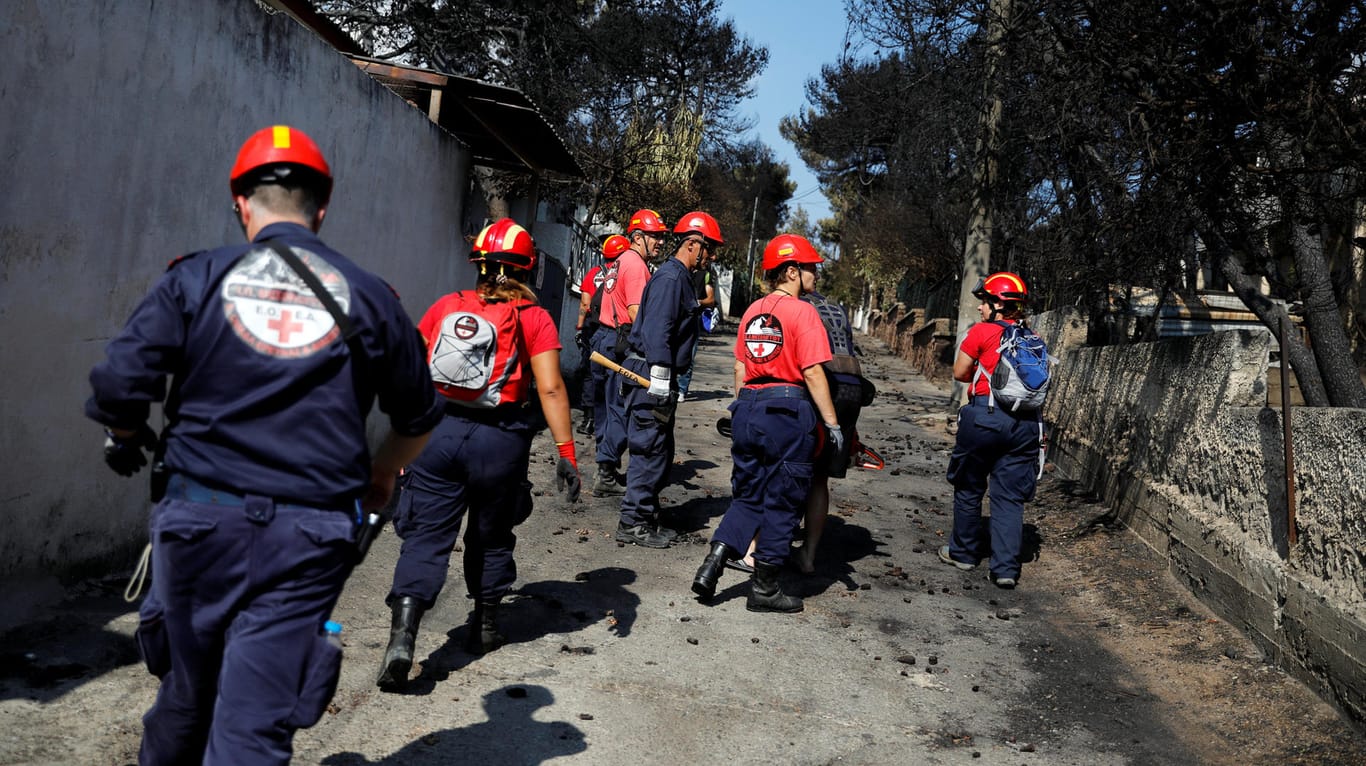Griechische Feuerwehrleute in Mati bei Athen: Die Helfer suchen in den Ruinen nach Opfern der Brandkatastrophe.