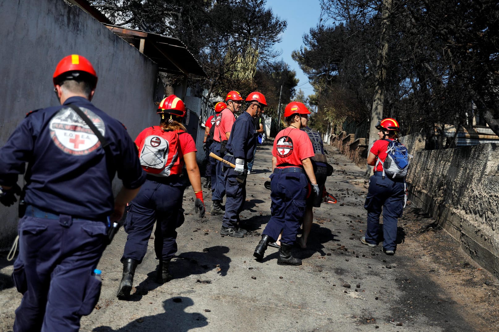 Griechische Feuerwehrleute in Mati bei Athen: Die Helfer suchen in den Ruinen nach Opfern der Brandkatastrophe.